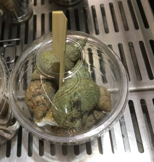 Nằm trong danh sách các loại hải sản phát triển bền vững và phải tuân theo quy định nghiêm ngặt về đánh bắt nên mỗi ngư dân chỉ được đánh bắt không quá 300kg/ngày/người. Ảnh: France Travel Tips.