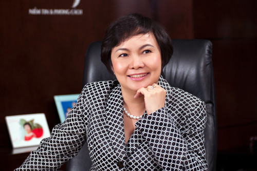 Chủ tịch kiêm Tổng giám đốc CTCP Vàng bạc Đá quý Phú Nhuận (PNJ) - Cao Thị Ngọc Dung đang sở hữu trên 1.101 tỷ đồng. Năm 2016, bà Dung là một trong 3 gương mặt của Việt Nam lột vào danh sách 50 nữ doanh nhân quyền lực nhất châu Á. Ảnh: Pnj.