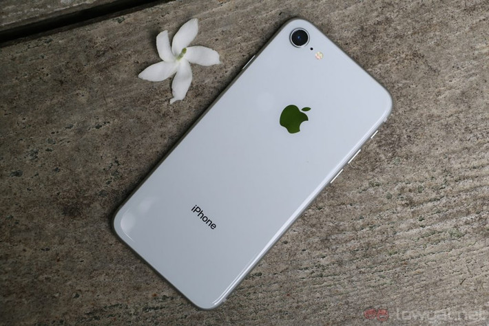 So với iPhone 7/7 Plus, mặt kính phía sau là điểm khác biệt nhất của iPhone 8 và iPhone 8 Plus. Tuy nhiên, theo trang AppleInsider, người dùng gói bảo hành AppleCare+ khi mặt kính ốp lưng iPhone 8/8 Plus bị vỡ sẽ chịu chi phí không tương đương với việc thay thế màn hình trị giá 29 USD. Ảnh: Lowyat.