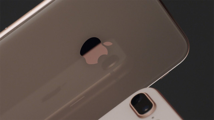 Sự đắt đỏ trong việc hành mặt kính iPhone 8 Plus phần nào giải thích cho việc tháo gỡ chi tiết này phức tạp hơn nhiều so với màn hình. Ảnh: BGR.