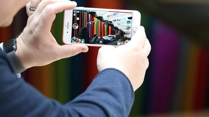 Đây cũng là chiếc iPhone Plus đầu tiên của Apple có trọng lượng lớn hơn 200 gram. Ảnh: CNBC.