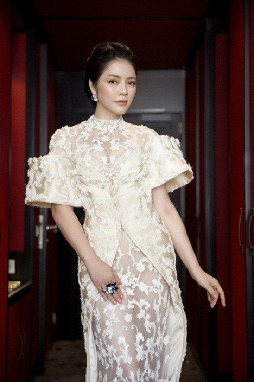 Trong ngày khai mạc LHP Cannes 2017, người đẹp mang chiếc nhẫn kim cương thương hiệu Paolo Piovan trị giá 100.000 USD (khoảng 2,26 tỷ đồng). Ảnh: Người đưa tin.
