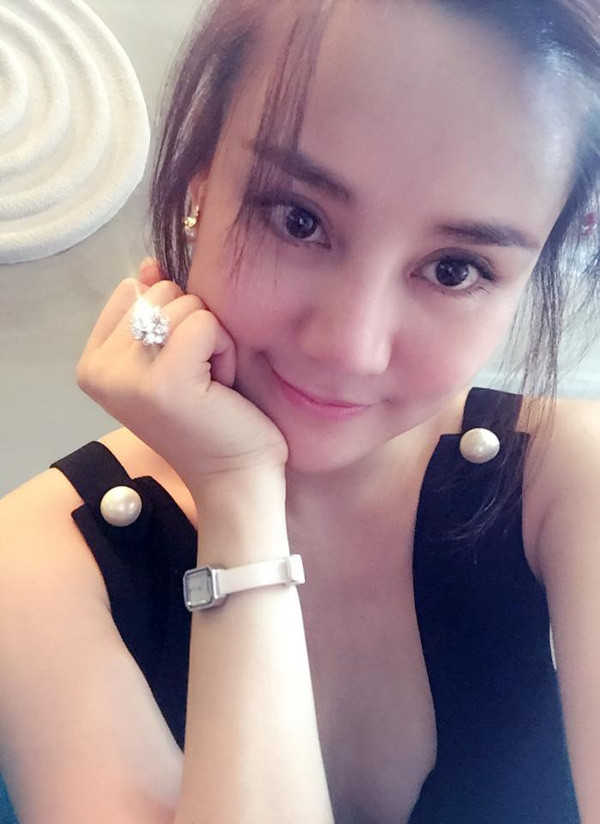 Vy Oanh khoe khéo chiếc nhẫn kim cương đắt giá ở ngón tay áp út. Ảnh: Giadinhnet.