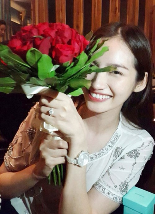 Nhẫn đính hôn bằng kim cương đắt giá được Trúc Diễm khoe trên trang cá nhân. Ảnh: Dân Việt.