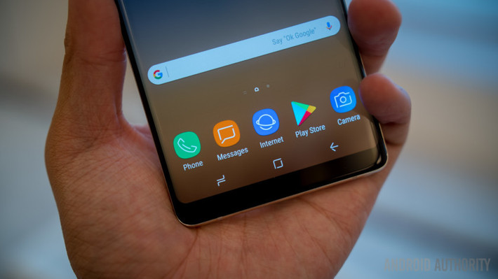 Màn hình màu: Một số người dùng sẽ thấy màn hình Galaxy Note 8 ám vàng, hồng hoặc tím. Giải pháp là vào Cài đặt>Màn hình>Chế độ màu và lựa chọn chế độ phù hợp. Người sử dụng có thể điều chỉnh màu bằng cách vào Lựa chọn nâng cao, hoặc quay số *#15987# để điều chỉnh màu đỏ trên màn hình.