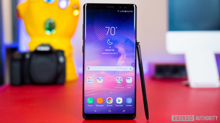 Điểm ảnh chết: Xuất hiện một vài điểm ảnh chết xuất hiện trên màn hình Note 8. Người dùng có thể lên Google Play tải ứng dụng chỉnh sửa điểm ảnh như Dead Pixel Test and Fix. Sau khi chạy ứng dụng, các điểm ảnh chết sẽ biến mất. Tuy nhiên, nếu ứng dụng không sửa được, người dùng nên thay màn hình khác.