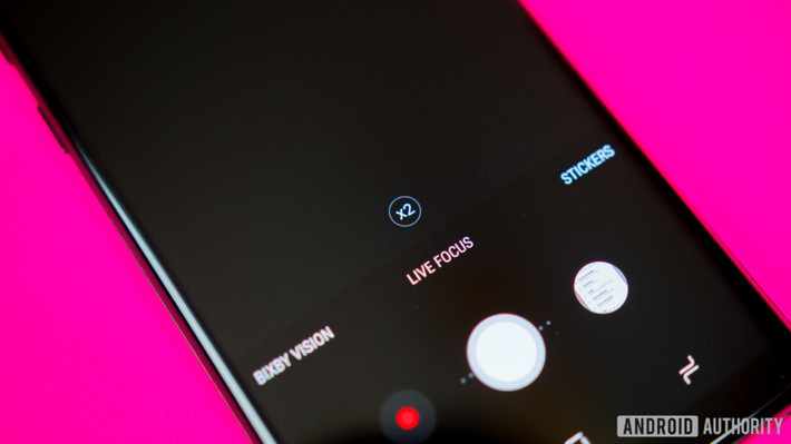 Một số lỗi về ứng dụng: Người dùng không thể xem video trên Instagram mặc dù có thể đăng hình, video bị giật khi xem ở chế độ HDR, không thể dùng tính năng Lấy nét chọn lọc hoặc Xóa phông khi chụp hình. Hiện không có cách khắc phục những vấn đề này, người dùng cần chờ bản cập nhật phần mềm từ Samsung.