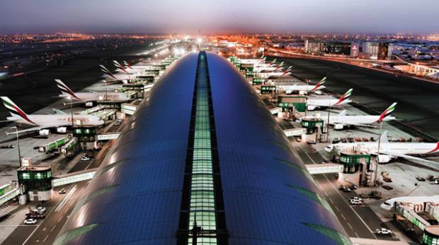 Hiện tại, sân bay quốc tế Dubai phụ vụ 140 hãng hàng không. Sân bay đang được nâng cấp để phục vụ 200 triệu khách mỗi năm.