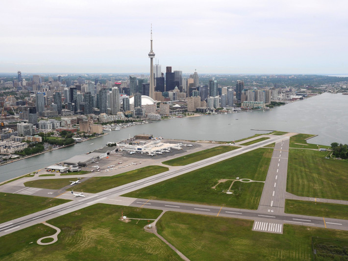 Billy Bishop Toronto là một sân bay nhỏ nằm trên quần đảo Toronto, Canada. Đây cũng là một trong những sân bay bận rộn nhất Canada.