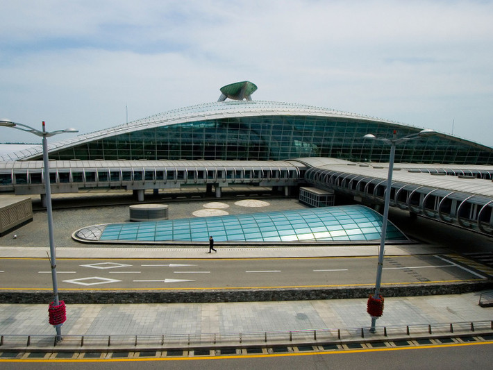Vị trí tiếp theo thuộc về sân bay Seoul-Incheon, Hàn Quốc. Chính thức mở cửa từ 2001, sân bay Seoul-Incheon đang xây dựng thêm một nhà ga mới sẽ đi vào hoạt động trong năm 2018.
