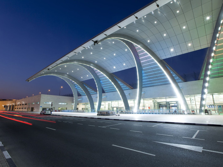 Đông đúc thứ 3 thế giới, sân bay quốc tế Dubai giờ thành sân bay số 1 cho du khách quốc tế. Bên trong sân bay có những khu mua sắm miễn thuế.