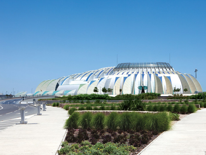 Sân bay quốc tế Hamad, Doha, Qatar là một trong số ít sân bay cho du khách chơi bóng quần khi quá cảnh. Ngoài ra, Hamad còn ghi điểm với khu khách sạn nghỉ dưỡng có phòng tập gym, bể bơi trong nhà...