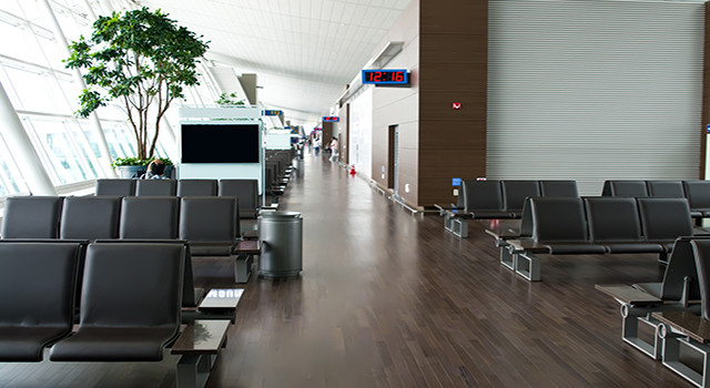 Mục tiêu của sân bay Seoul-Incheon là đón 100 triệu lượt khách mỗi năm. Bên trong sân bay có sân trượt băng, spa, phố văn hóa với đầy đủ các món ăn địa phương.