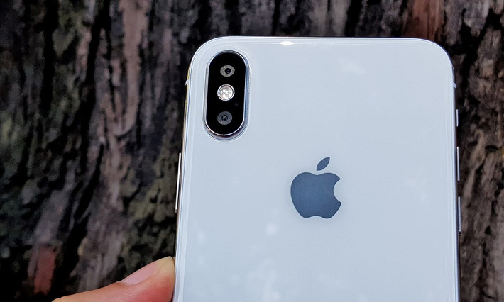 Mặt lưng của máy có xuất hiện logo táo khuyết giống hệt của Apple. Ảnh: Mai Triều Nguyên/Nghenhinvietnam.