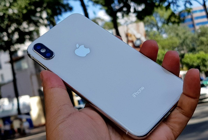 Không chỉ được làm bằng kính, mặt sau của iPhone X nhái còn sở hữu cụm camera kép lồi so với bề mặt. Các phím vật lý đặt tương tự sản phẩm chính hãng. Ảnh: Mai Triều Nguyên/Nghenhinvietnam.