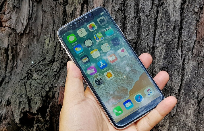 Thiết bị bắt chước cả giao diện mặc dù chạy hệ điều hành Android thay vì iOS. Ảnh: Mai Triều Nguyên/Nghenhinvietnam.