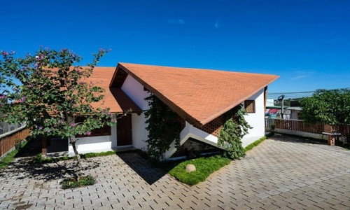 Phần mái nhà được cách điệu từ kiểu mái ngói truyền thống, có xử lý chiều cao khác nhau tạo nên những đường gấp nghệ thuật phía bên ngoài.