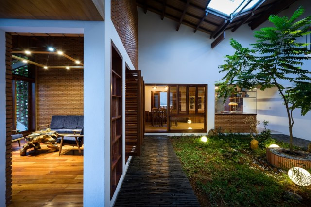 Những cánh cửa lùa mang đậm hồn quê Việt.
