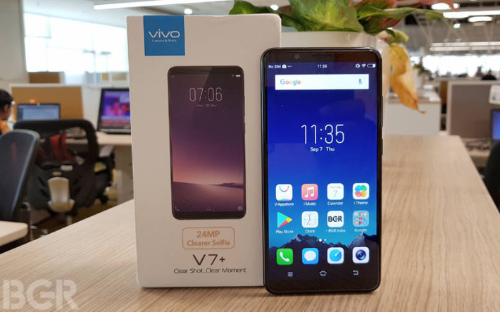 Vivo V7+ là chiếc smartphone tập trung vào khả năng selfie. Do đó, camera trước của thiết bị cũng thuộc hàng khủng với độ phân giải 24MP với sự hỗ trợ của đèn flash moonlight và tích hợp chế độ làm đẹp. Camera sau 16MP, ống kính khẩu độ f/2.0. Ảnh: BGR.