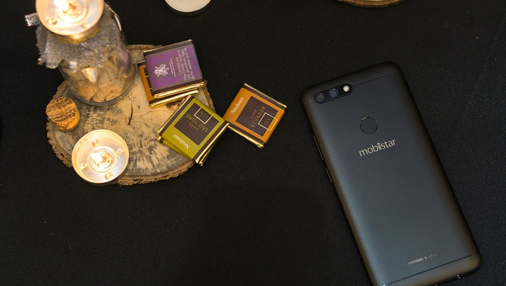 Mobiistar Prime X Max cũng là smartphone đầu tiên tại thị trường Việt Nam được trang bị đến 4 camera, camera kép ở cả 2 mặt trước và sau. Ảnh: Nghenhinvietnam.