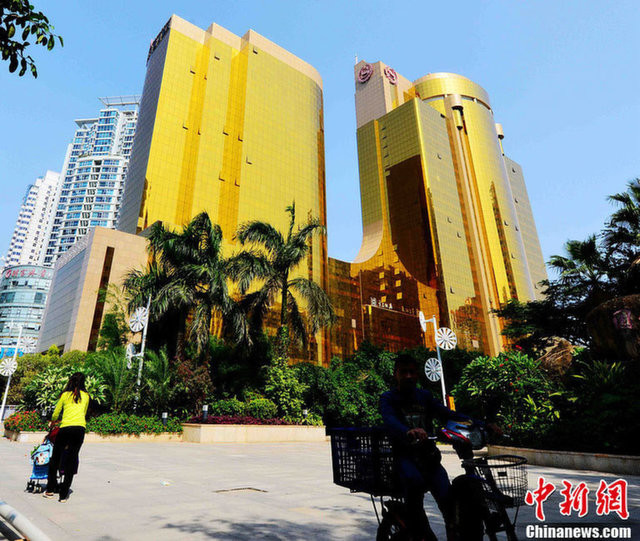 Hai tòa nhà dát vàng khiến người đi đường lóa mắt khi trời nắng. Ảnh: Chinanews.