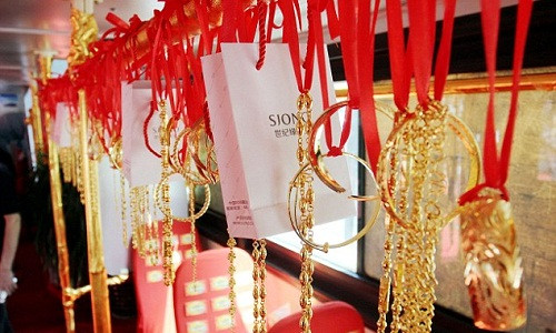 Chưa hết, công ty còn giấu vàng thỏi và nhẫn vàng ở bên trong xe. Khách lên xe có thể thoải mái tìm kiếm những thứ đồ giá trị được giấu đâu đó trong xe. Ảnh: CFP.