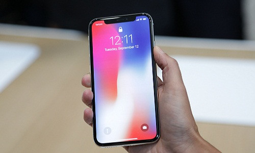 iPhone X sở hữu vẻ đẹp sang trọng nhờ hai mặt kính trước và sau. Máy sở hữu màn hình tràn cạnh, không viền với kích thước 5.8 inch. Ảnh: TechCrunch.
