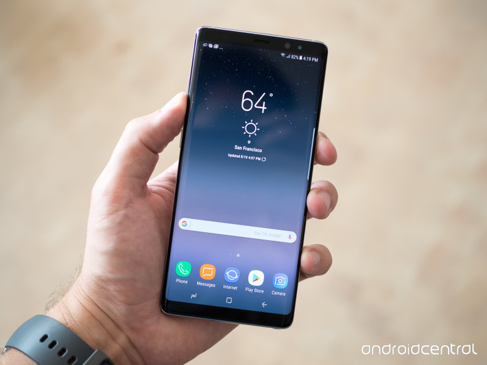 Điểm nhấn trên Samsung Galaxy Note 8 là cụm camera kép ở mặt lưng được trang bị tính năng chống rung quang học đầu tiên trên thế giới. Ảnh: Android Authority.
