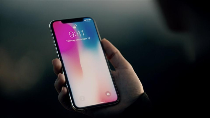 Đặc biệt, Apple đã loại bỏ phím Home và tích hợp công nghệ nhận diện khuôn mặt Face ID. Ảnh: Expert Reviews.