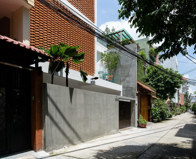 Tọa lạc tại số 19/24, Đoàn Thị Điểm, phường 1, quận Phú Nhuận (TP HCM), nhược điểm lớn nhất của ngôi nhà ống là mặt chính hướng Tây nắng nóng gay gắt.