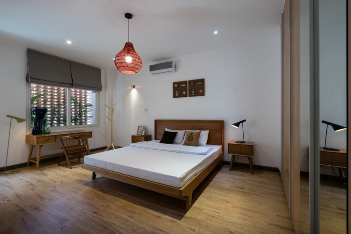 Phòng ngủ đơn giản nhưng ấm áp.