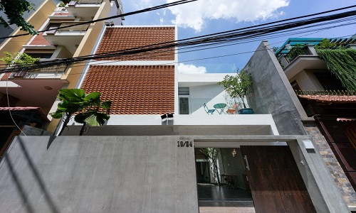 Để giải quyết vấn đề này, kiến trưc sư tạo ra lớp tường giảm nắng. Mặt tiền là những viên gạch thẻ được xếp theo một nhịp điệu lặp lại tạo hiệu ứng đẹp mắt.
