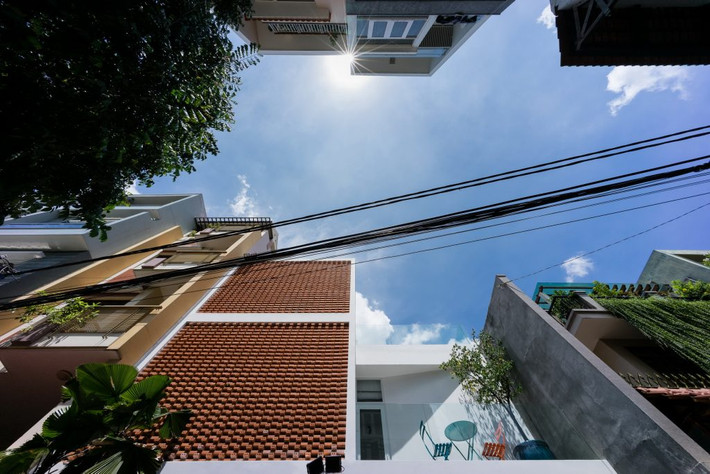 Thêm nữa, gạch xếp còn có tác dụng đổ bóng cho không gian bên trong nhà.