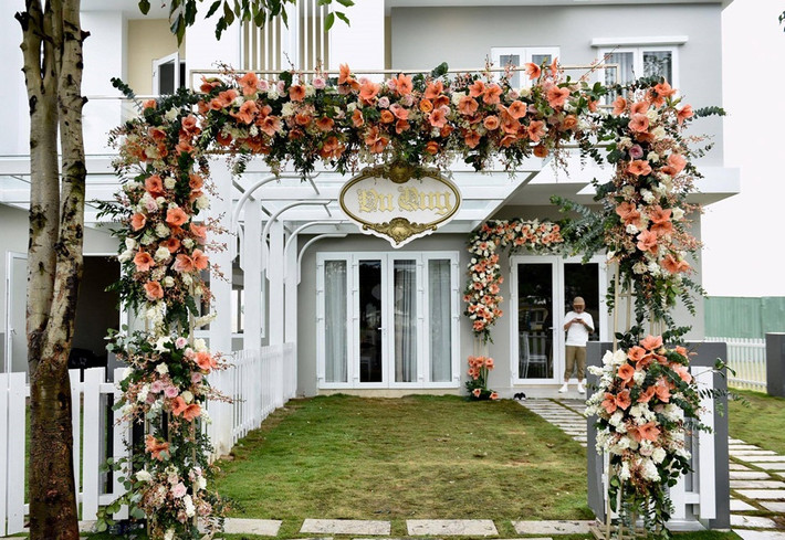 Lối vào biệt thự được ốp đá, hai bên là cỏ tự nhiên. Ảnh: Zing.