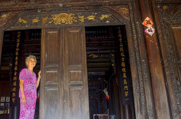 Cột, kèo, vách, gác lửng cho đến bàn thờ tổ tiên làm bằng các loại gỗ quý, chạm trổ tinh xảo. Ảnh: Tin Tức Thịnh Hành.