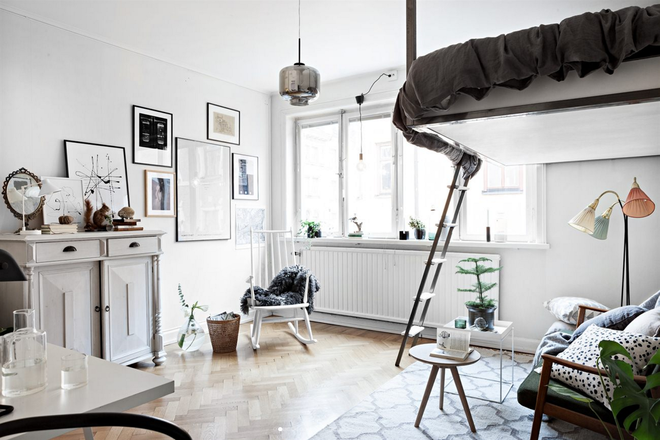 Giường ngủ trên tầng lửng là nơi gia chủ quan sát mọi không gian trong và ngoài căn hộ. Ảnh: Houzz.