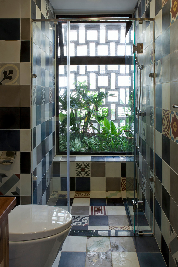 Phòng tắm lạ mắt với gạch ốp đa sắc màu. Nguồn ảnh: Archdaily.