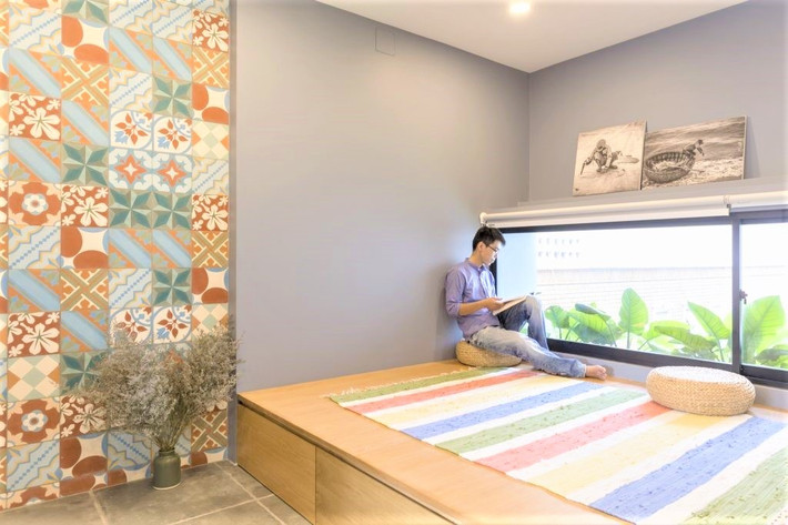 Nội thất thông minh kết hợp gạch bông với những mảng màu sinh động tạo điểm nhấn cho phòng ngủ.