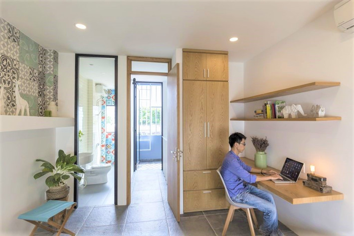 Chú trọng đến sự thoải mái trong sinh hoạt, nghỉ ngơi nên các vật dụng chỉ đơn giản vừa đủ.