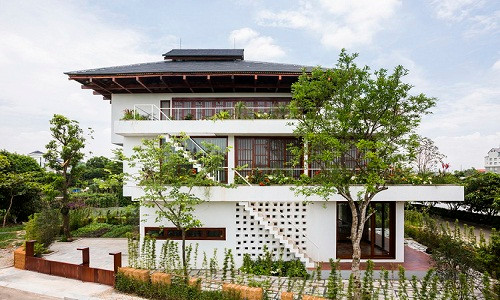 Nằm trên một khu đất xa trung tâm, bao bọc bởi nhiều khu hồ lớn nhỏ khác nhau, ngôi nhà 3 tầng ở Vĩnh Phúc gây ấn tượng khi biến các tầng thành khối hộp trượt độc đáo.