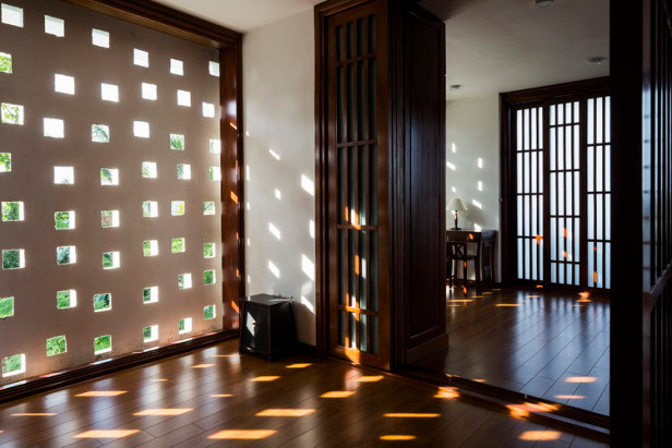 Tường gạch lỗ cho tia nắng hắt vào nhà.