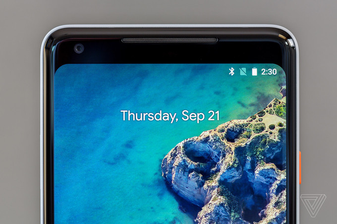 Màn hình của Pixel 2 XL sử dụng tấm kính bảo vệ Gorilla Glass 5 với các cạnh vát cong. Ảnh: Theverge.