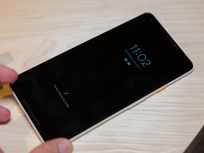 Bộ đôi điện thoại mới sử dụng chip Snapdragon 835, RAM 4 GB tương tự hầu hết các smartphone Android cao cấp. Thiết bị bỏ giắc tai nghe 3,5 mm. Ảnh: Arstechnica.