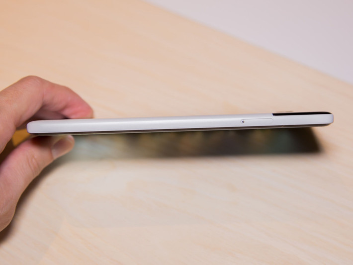 Viền của Pixel 2 XL rất mỏng cùng với hệ thống hai loa stereo. Ảnh: Arstechnica.