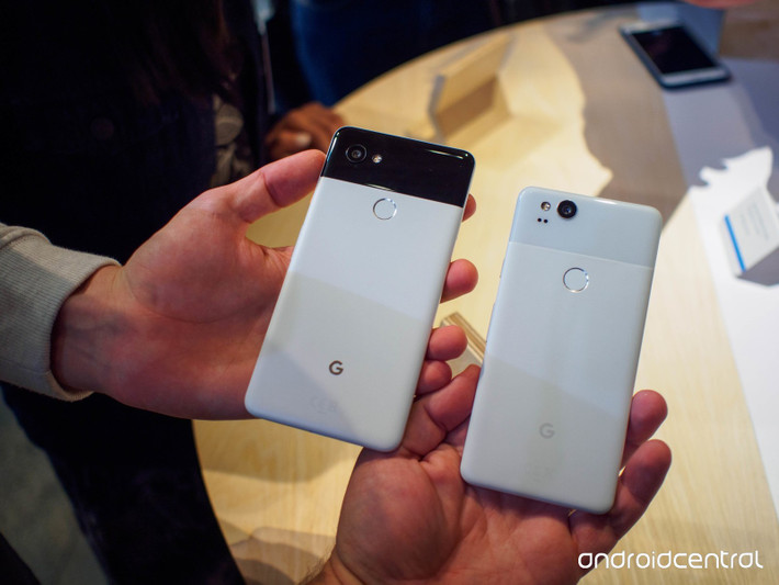 Cả hai sản phẩm mới của Google đều hỗ trợ "Active Edge", người dùng có thể "bóp" cạnh bên của máy để thực hiện một lệnh nhất định. Ảnh: Android Central.