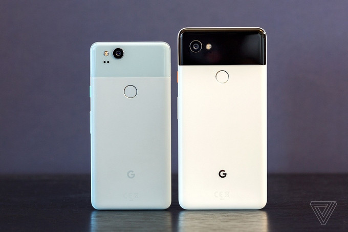 Pixel 2 sử dụng màn hình 5 inch, còn Pixel 2 XL lớn hơn với màn hình 6 inch. Ảnh: Theverge.