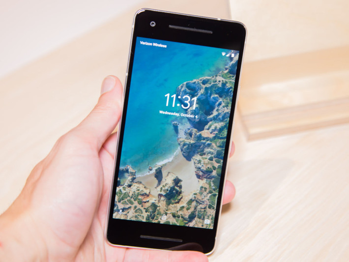 Google Pixel 2 được trang bị màn hình OLED Full HD, cạnh trên và canh dưới khá dày. Ảnh: Arstechnica.