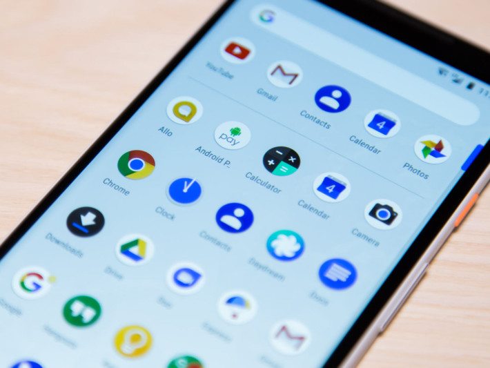 Mức giá cho Pixel 2 là 650 USD (khoảng 14,8 triệu đồng) cho bản 64 GB và 750 USD (khoảng 17 triệu đồng) cho bản 128 GB. Máy gồm các màu xanh, đen và trắng. Ảnh: Arstechnica.