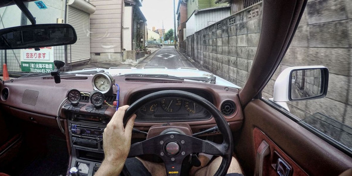 Ngoài ra, bảng điều khiển trên xe cũng được các nhân viên trạm xăng vệ sinh giúp khách. Ảnh: Road & Track.