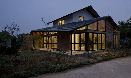 Tọa lạc tại xã Yên Bài, Ba Vì, Hà Nội, ngôi nhà 2 tầng nằm trên khu đất rộng với cây cối bao quanh và không gian tĩnh lặng.